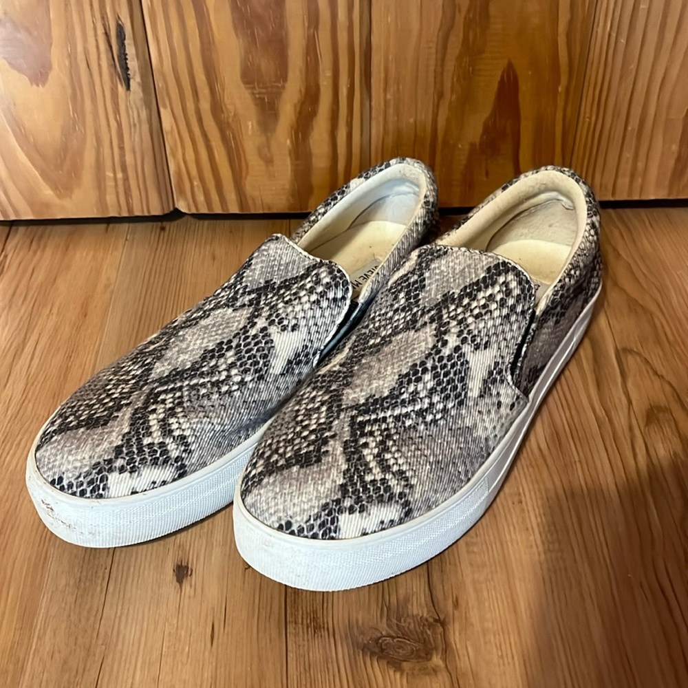 Steve Madden platform slip on
Size 10